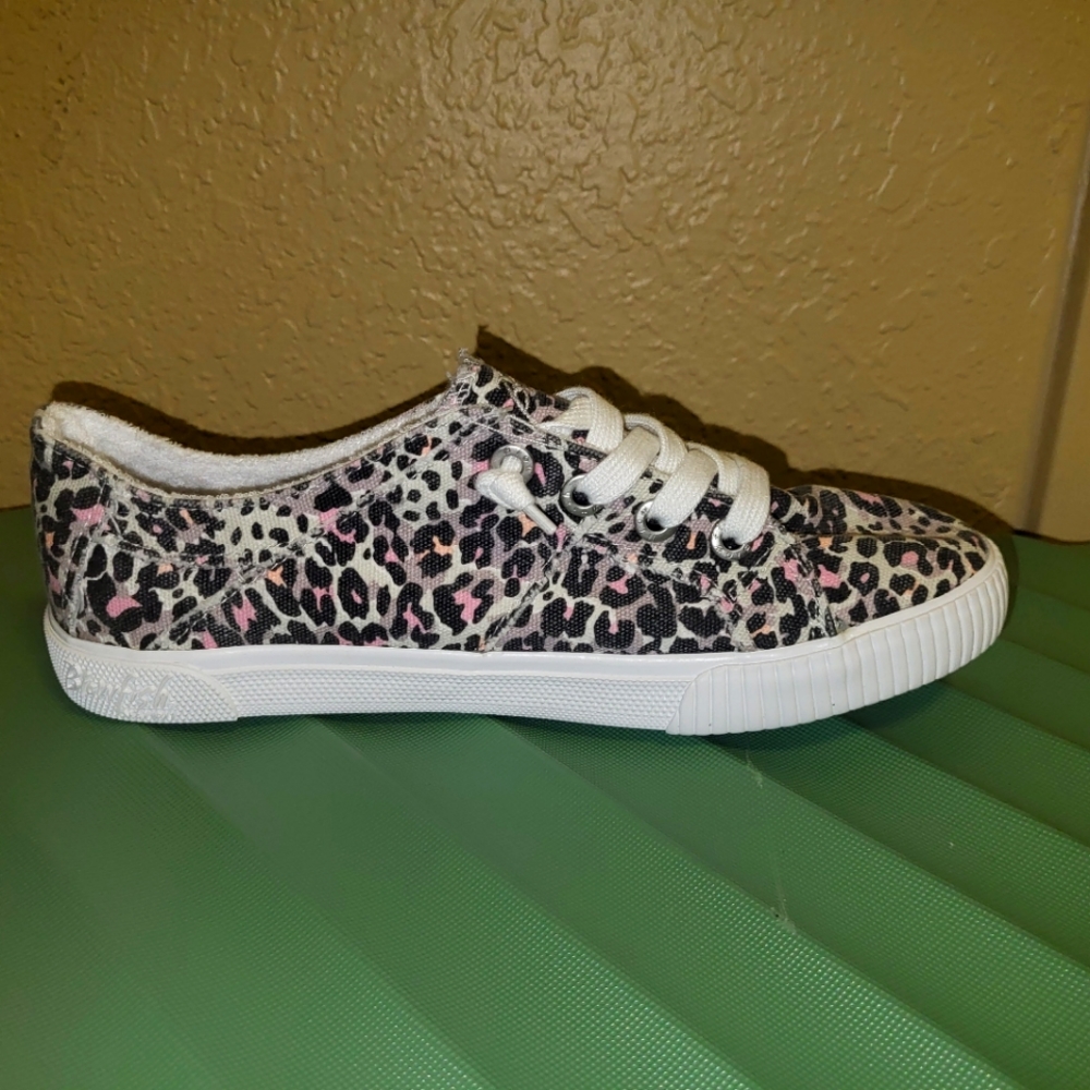 Blowfish Malibu Fruit Pink Pongo Cat Canvas. Size 8.5